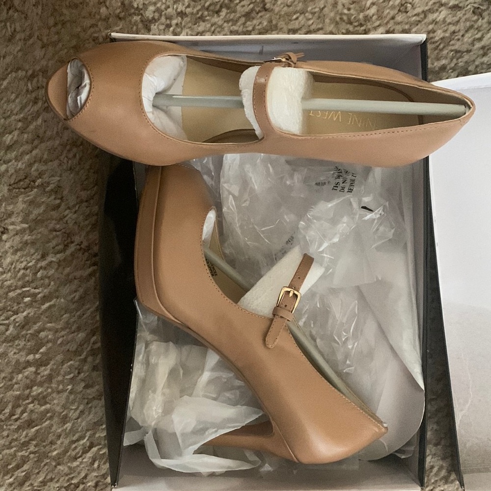 New in box Nine West Taupe peep toe Mary Jane pumps women’s size 6.5